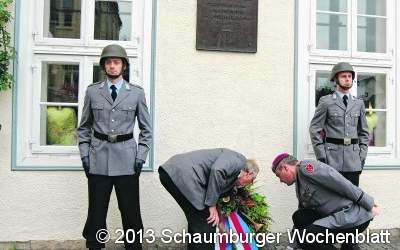 Kranzniederlegung an der Hofapotheke