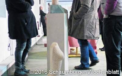 Augen schauen die Betrachter an
