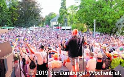 856 Verkleidete gehen im Kurpark erfolgreich baden