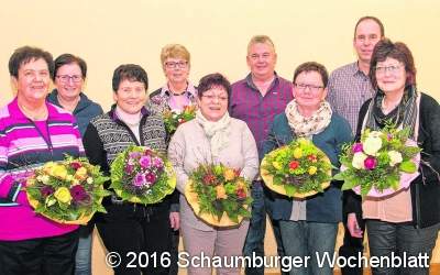 Ehrennadel und Blumen