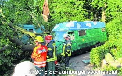 Wohnmobile wurden unter einem Baum begraben