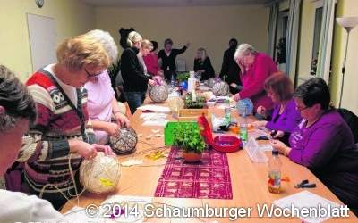 Die Rodenberger LandFrauen flechten Kugeln aus Peddigrohr