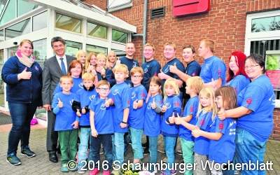 Große Freude beim Hagenburger Feuerwehrnachwuchs über Shirts