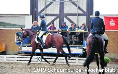 Hufgetrappel, Pferdewiehern und Jubelschreie