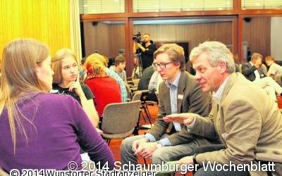 Derart beeindruckt, dass er es mitnehmen wollte, war Niedersachsens Umweltminister Stefan Wenzel von einem Spot, den die Jugendlichen gedreht hatten. Einer der Schüler trat darin als Redner auf – mit langen Sätzen voller Fremdworte, die den Zuschauern nur zu deutlich den Wert von verständlicher Sprache in einer so komplizierten Materie wie der Endlagersuche vor Augen führte. Sein Pressesprecher würde jauchzen, wenn er das zu Gesicht bekäme, meinte Wenzel. 