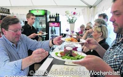 Viele Gäste genießen besondere Köstlichkeiten und Park-Atmosphäre