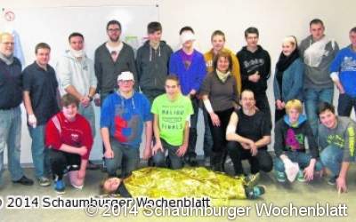 Feuerwehrmitglieder erlernen Erste Hilfe
