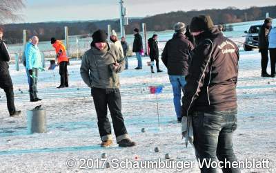 Boule-Freunde spielen im Schnee
