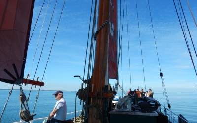 Auf dem historischen Segler durch Wind und Wellen