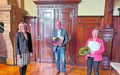 Zwei Ehrenratsmitglieder werden ernannt RINTELN (ste). Denkt man nach über Rintelner Stadtratspolitik, so fallen einem gleich zwei Namen ein: Helma Hartmann-Grolm und Heiner Bartling. Sie wurden jetzt für ihr langjähriges Engagement für die Bürgerinnen un