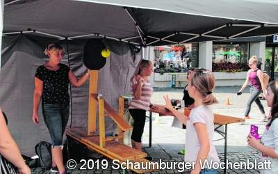 Bunte Gesichter, gebastelte Hüte, viel Sonne und Musik