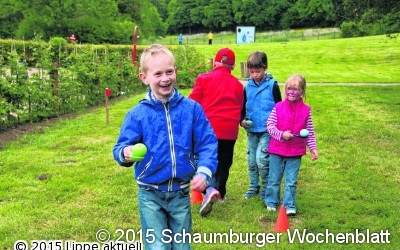 Erste Schwimmer im Becken