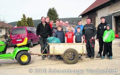 Helfer packen mit an