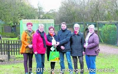 LandFrauen überreichen Spende an+ kleinen Zoo