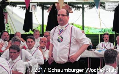 Auf Stühlen und Bänken
