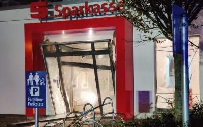 Gangster sprengen Geldautomat 