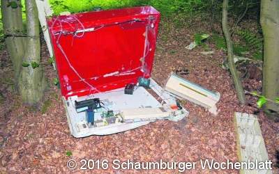 Zigarettenautomat aus Wand gerissen