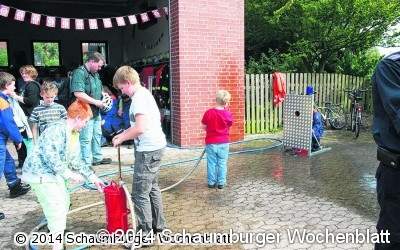 Alte Kübelspritze läuft dem Löschfahrzeug fast den Rang ab