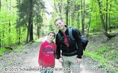 Hunderte wandern in den Frühling