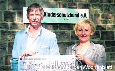 Zahnärzte spendieren dem Kinderschutzbund 500 Euro