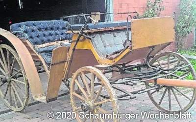 Eine alte Kutsche sammelt Punkte vor dem Schloss