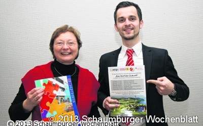 Kreativ tanzende Kinder und Senioren am Rechner