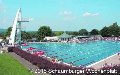 Es wird richtig voll beim Schwimmfest im Bergbad