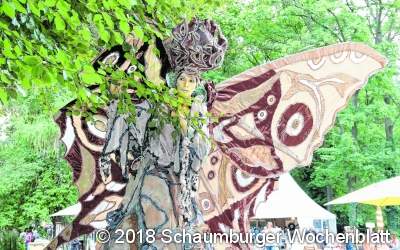 Tausende wandeln durch den Park des Rittergutes