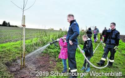 Kinder pflanzen Bäume für mehr Klimaschutz