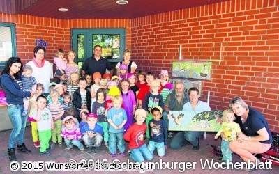 Kinder gestalten die Kunstwerke mit