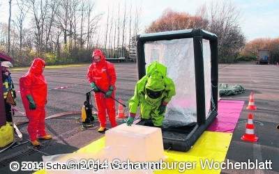 In Schutzanzügen das Gefahrgut beseitigt