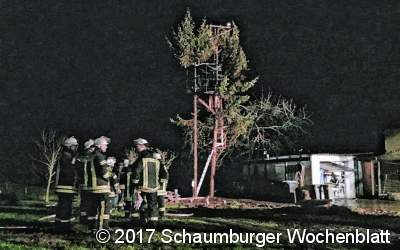 In Feggendorf brennt ein Baumhaus