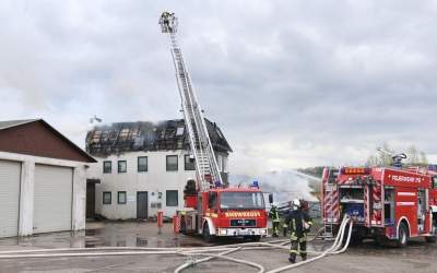 Drei Gebäude geraten in Brand