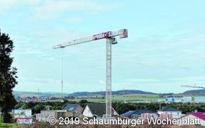 Kräne drehen sich über der künftigen Siedlung