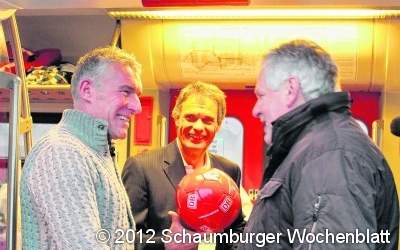Mirko Slomka sammelt mit der Bahn Geschenke