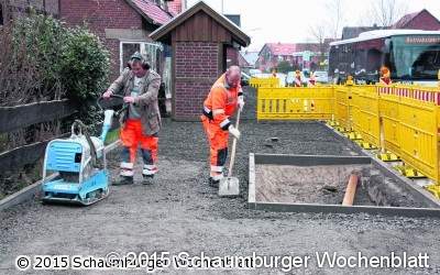 Bauhofmitarbeiter bauen Fußweg