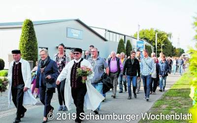 Riepener holen ihre Erntekrone dieses Jahr am Bushäuschen ab