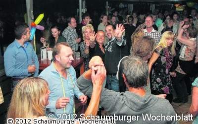 Geburtstagsgäste feiern ausgelassen