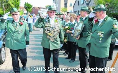 Angemessenen Schrittes nimmt König Karl-Heinz die Parade ab