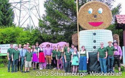 Große Puppe wirbt für großes Fest