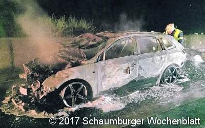Kleine Explosionen im brennenden Auto