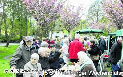 Besucher strömen auf die Wallanlage