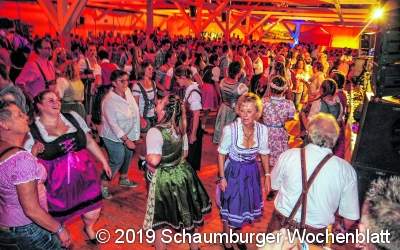 Fesche Madln und Buam feiern ausgelassen
