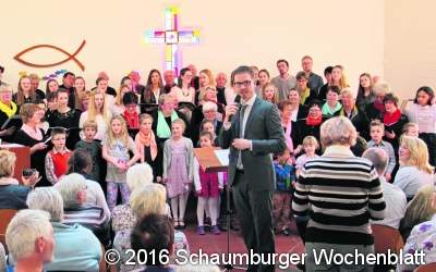 Klein und Groß singen gemeinsam