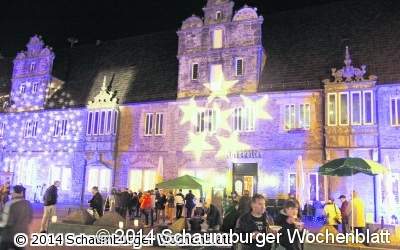 Sterne leuchten an den Haus-Fassaden