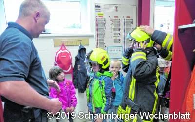 Kleine Kerle in großer Jacke