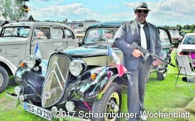 Mafiosi mit Spielzeug-MP und Citroen CV 11