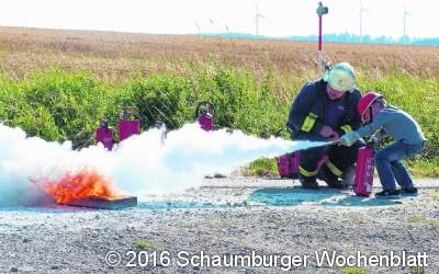 Beherzt greifen Kinder zum Feuerlöscher