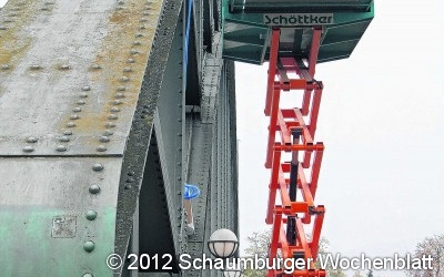 Blaues Licht setzt die alte Hindenburgbrücke in Szene