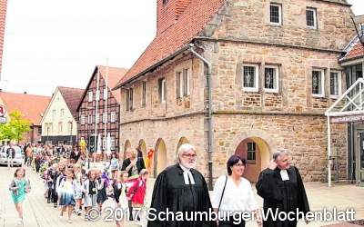 Feuerwehr braucht neuen Mannschaftstransportwagen Schülerumzug
durch die Stadt